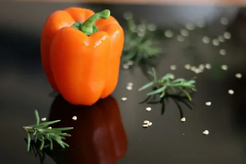 فلفل دلمه نارنجی تازه چین آبدار مصرف خام سالم